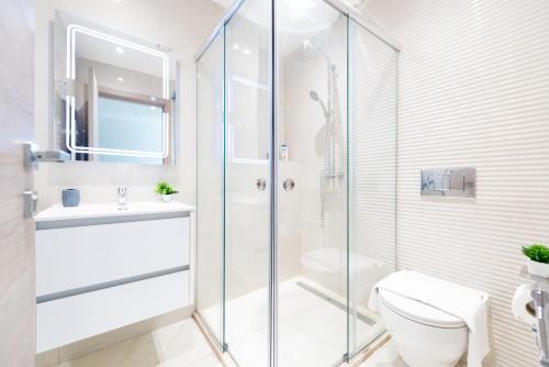 a bathroom with a shower and a toilet and a sink at Appartements Rayonnants aux Sources in Vieux Kouba