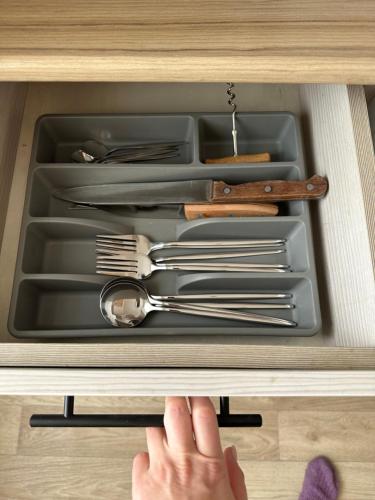 Un cajón con una bandeja de utensilios dentro en Apartment on Protozanova 21, en Öskemen
