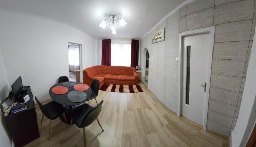 sala de estar con sofá y mesa en Smile apartments en Sighişoara