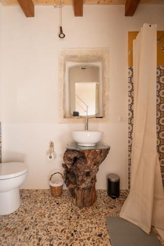 a bathroom with a sink and a mirror at Casale Millinchè in Scicli