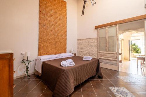 a bedroom with a bed with two towels on it at Casale Millinchè in Scicli