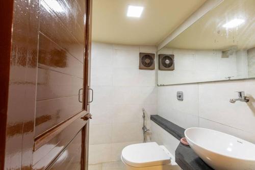 Ванна кімната в Cottage House at the heart of Bandra.