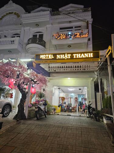 ein Hotel trifft auf ein harriotisches Schild vor einem Gebäude in der Unterkunft Hotel Nhật Thanh in Xuan An