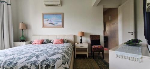 een slaapkamer met een bed en een bureau met een stoel bij Apartment Royal Palm Resort in Willemstad