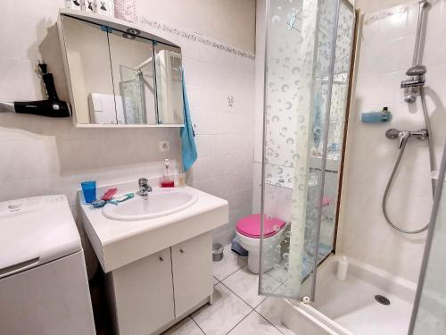 La salle de bains est pourvue d'un lavabo et d'une douche. dans l'établissement Les Thermes d'Evian - Appartement de vacances, à Évian-les-Bains