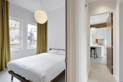 倫敦的住宿－Luxury Collection - 2 Bedroom Apartment -Borough Market，一间带白色床的卧室和一间用餐室