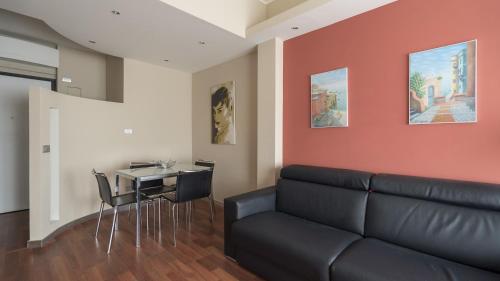 ein Wohnzimmer mit einem Sofa und einem Tisch in der Unterkunft Italianway-Gian Galeazzo in Mailand