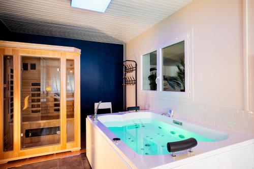 une salle de bains avec bain à remous dans l'établissement Sweet Home Spa, à Achicourt