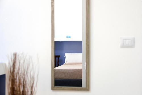 a mirror reflection of a bed in a room at Elsa d'Ortigia in Syracuse