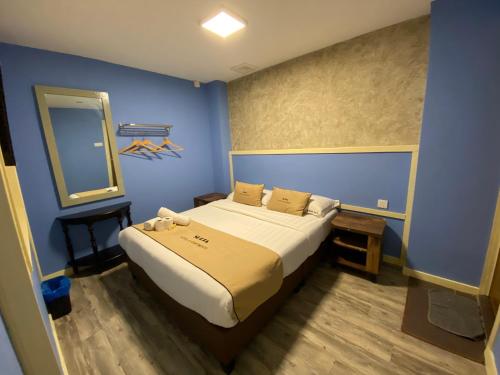 Llit o llits en una habitació de Suria Cameron Hotel
