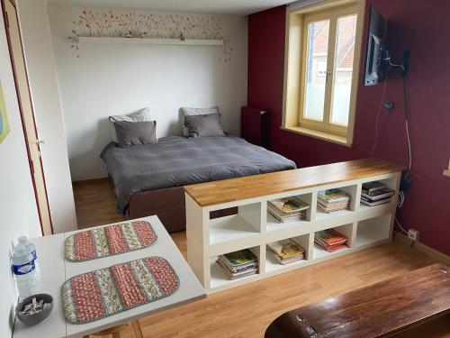 クノック・ヘイストにあるSleutelVan8のベッドとテーブル付きの小さな部屋