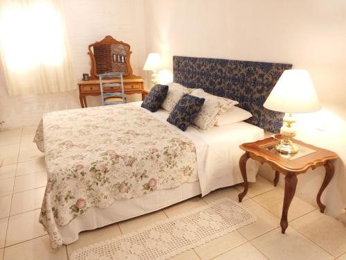 a bedroom with a bed and a table with a lamp at Hotel Spazio in Ivoti