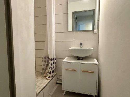 łazienka z umywalką i lustrem w obiekcie Studio cabine à 400m de la mer avec piscines, parking privé et loggia - Argelès-sur-Mer - FR-1-225-768 w Argelès-sur-Mer