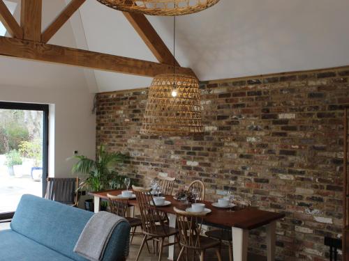 Restaurace v ubytování Modern & Stylish House with Garden Nearby Beaches & Chichester