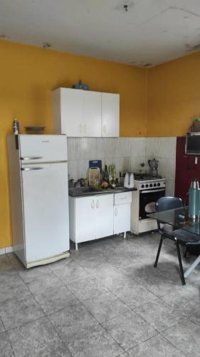 cocina con armarios blancos y nevera blanca en Don Ramón Casa de campo en Villars