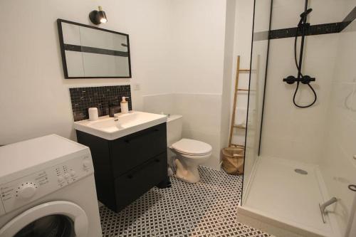 une salle de bain avec un lavabo et une machine à laver dans l'établissement Le St Ausone : Studio Centre Ville/parking, à Angoulême