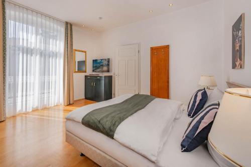 ein Schlafzimmer mit einem Bett und einem großen Fenster in der Unterkunft Villa Hohe Düne 05 in Heringsdorf