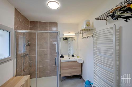 ein Bad mit einer Dusche und einem Waschbecken in der Unterkunft Le Passiflore / Hôpital Vinci in Chambray-lès-Tours