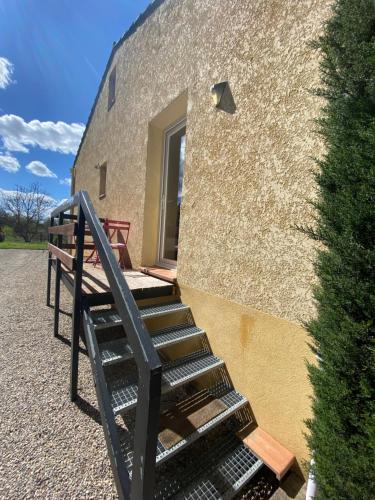 un escalier menant à un bâtiment avec une fenêtre. dans l'établissement Pause Provençale Le Muy, au Muy