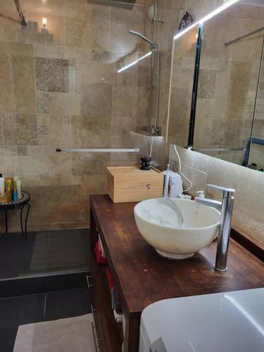 La salle de bains est pourvue d'un lavabo en bois. dans l'établissement Excellent Appart totalement rénové, à Paris