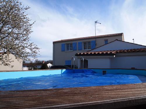 une piscine devant une maison dans l'établissement Grande maison pour 10 avec piscine, à Avrillé