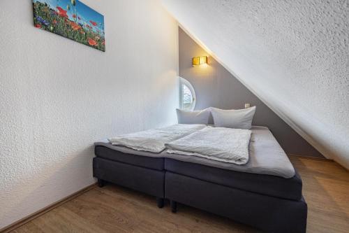 een klein bed in een kamer onder de trap bij Kranichhorst 7 in Buchholz