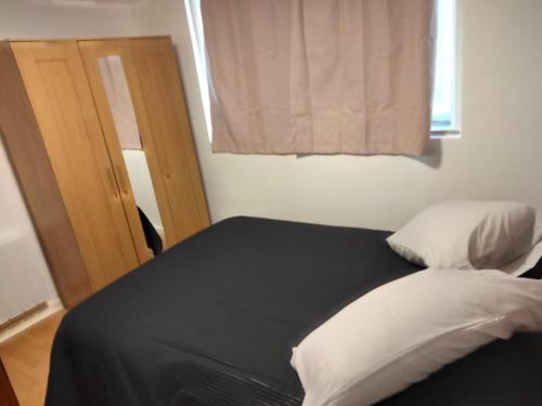 uma cama num quarto com uma janela e uma cama sidx sidx em Flat 1, 106 Belgrave Gate em Leicester