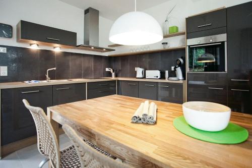 een keuken met een houten tafel en een kom erop bij die Strandhäuser - Strandläufer in Ostseebad Sellin