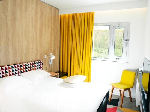 Postel nebo postele na pokoji v ubytování ibis Styles Caen Centre Historique