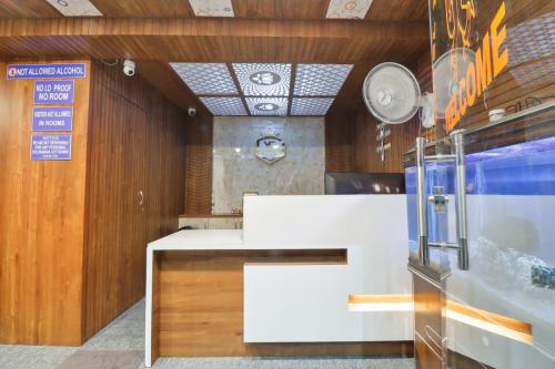 cocina con encimera blanca y paredes de madera en HOTEL SANTHOSH DHABA SUITES-NEAR AIRPORT Zone, en Shamshabad
