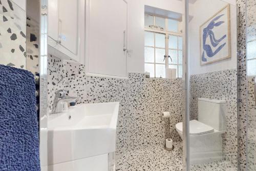 een witte badkamer met een wastafel en een toilet bij 3 bedroom Family Friendly Apartment in Hillcrest in Londen
