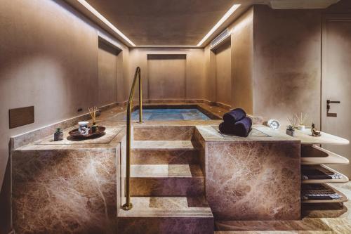 uma casa de banho com jacuzzi em The Residence Aiolou Hotel & Spa em Atenas