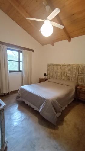 Schlafzimmer mit einem Bett und einem Deckenventilator in der Unterkunft Allegra casas de campo in Vaqueros