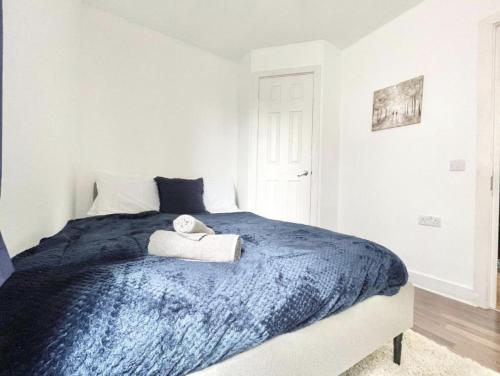Кровать или кровати в номере Cozy Southampton Retreat: Free Parking for Contractors, Families, and Tourists