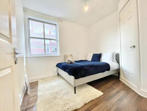 a bedroom with a bed and a window at Cozy Southampton Retreat: Free Parking for Contractors, Families, and Tourists in Southampton