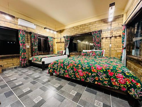 um quarto com uma cama, um sofá e janelas em Local Ban Bang Homestay - Motorbike rental and Tour em Ha Giang