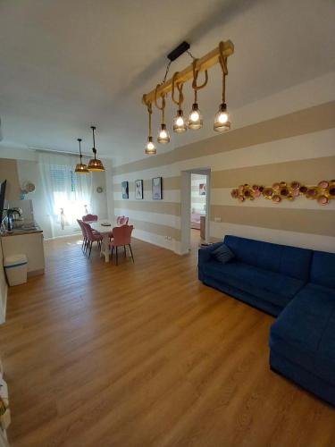 - un salon avec un canapé bleu et une table dans l'établissement Terzopiano, à Pise