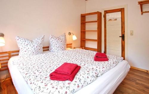 een slaapkamer met een bed met rode handdoeken erop bij Amazing Apartment In Rbel-mritz With Kitchen in Röbel