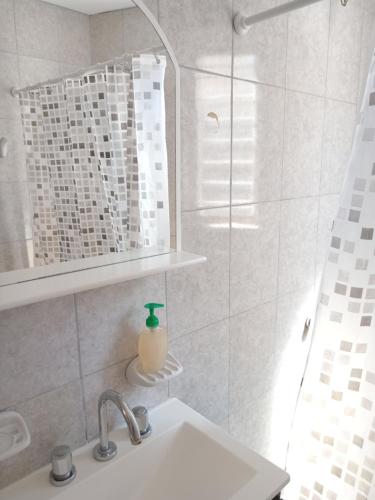 een badkamer met een wastafel en een douche bij Departamentos La Carmela in San Rafael