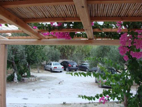a view of a parking lot with cars parked at ΠΑΡΑΘΙΝ ΑΛΟΣ 2 in Skiros