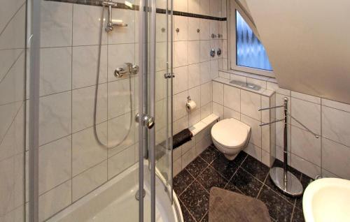 Ένα μπάνιο στο Cozy Apartment In Mirow Ot Schwarz With Kitchen
