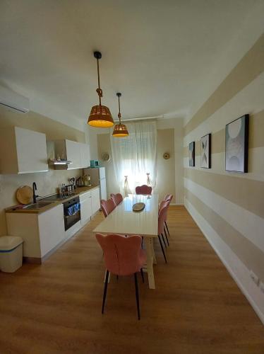 - une cuisine et une salle à manger avec une table et des chaises dans l'établissement Terzopiano, à Pise