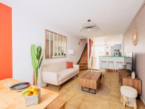 un salon avec un canapé et une table dans l'établissement Maison au cœur du Vieux-Port de La Rochelle, à La Rochelle