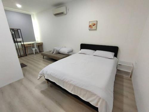 a bedroom with a large white bed in a room at CASA homestay 軒名宿 in Miri