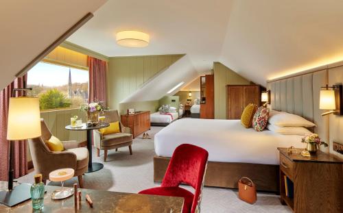 una camera d'albergo con un grande letto e una scrivania di Westport Plaza Hotel, Spa & Leisure a Westport