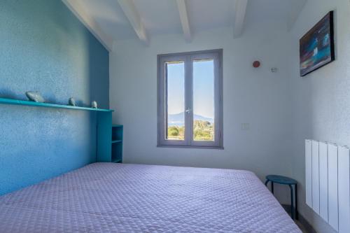 um quarto com uma cama e uma janela em Azura Prugna - Maison avec piscine partagée em Grosseto-Prugna