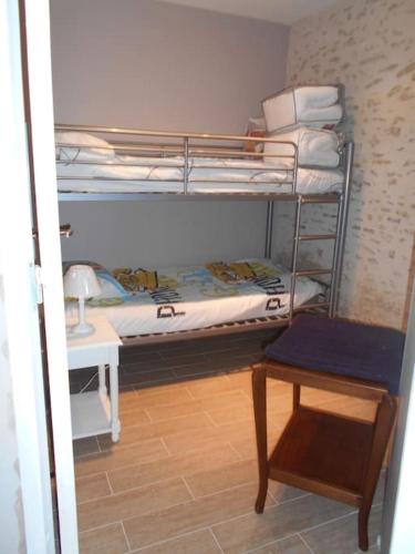 une chambre avec deux lits superposés et une table dans l'établissement Chambre Family, à Mur-de-Sologne