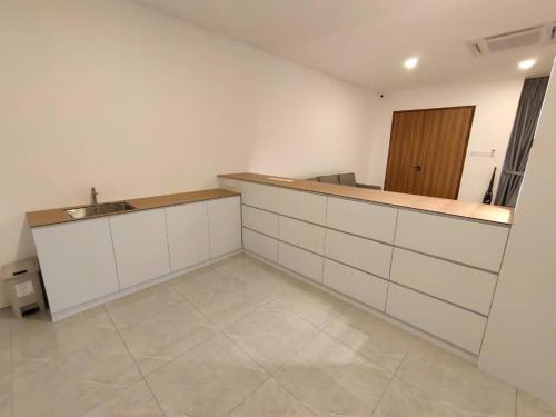 cocina con encimera y lavabo en una habitación en CASA homestay 軒名宿, en Miri