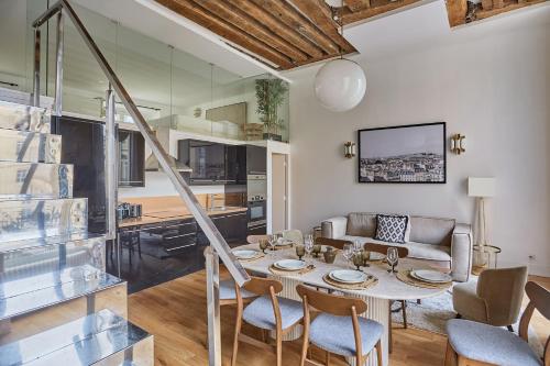 une salle à manger et un salon avec une table et des chaises dans l'établissement Residence Louvre/Palais Royal by Studioprestige, à Paris
