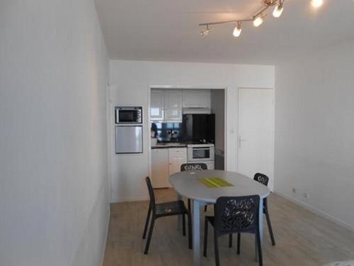 une cuisine et une salle à manger avec une table et des chaises dans l'établissement Beau T2 face mer, balcon, accès direct plage, St Gilles Croix de Vie - FR-1-324-125, à Saint-Gilles-Croix-de-Vie